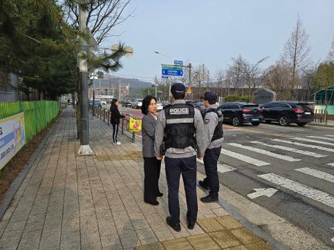 지역 경찰과 함께하는 학교폭력예방 아침등교 및 교통지도